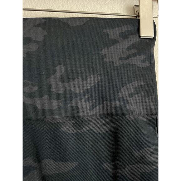 NWT SPANX look At Me Now Black Camo Leggings Womens Seamless Size Small Cropped - Picture 4 of 8